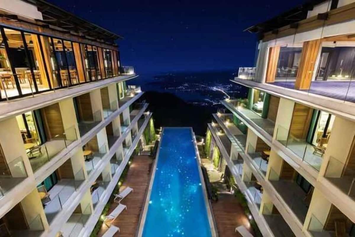 Una piscina al aire libre