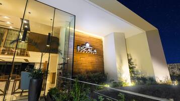 Un edificio moderno con un letrero que dice "ESCALA TAGOTA".