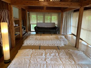 Familiehus (Private Vacation Home) | Oppholdsområde | Flatskjerm-TV og leker