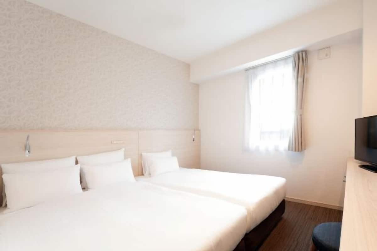 Down duvets, desk, blackout curtains, soundproofing