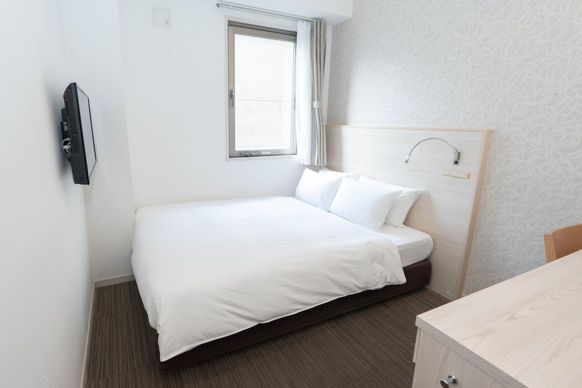 Quarto casal standard, para não fumantes | Edredons de pluma, escrivaninha, cortinas blackout