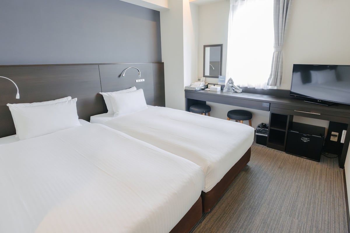 Quarto duplo, para não fumantes (Hollywood Twin) | Edredons de pluma, escrivaninha, cortinas blackout