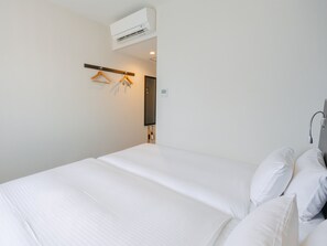 Down duvets, desk, blackout curtains, soundproofing - The BREAKFAST HOTEL Fukuoka Tenjin (Fukuoka)