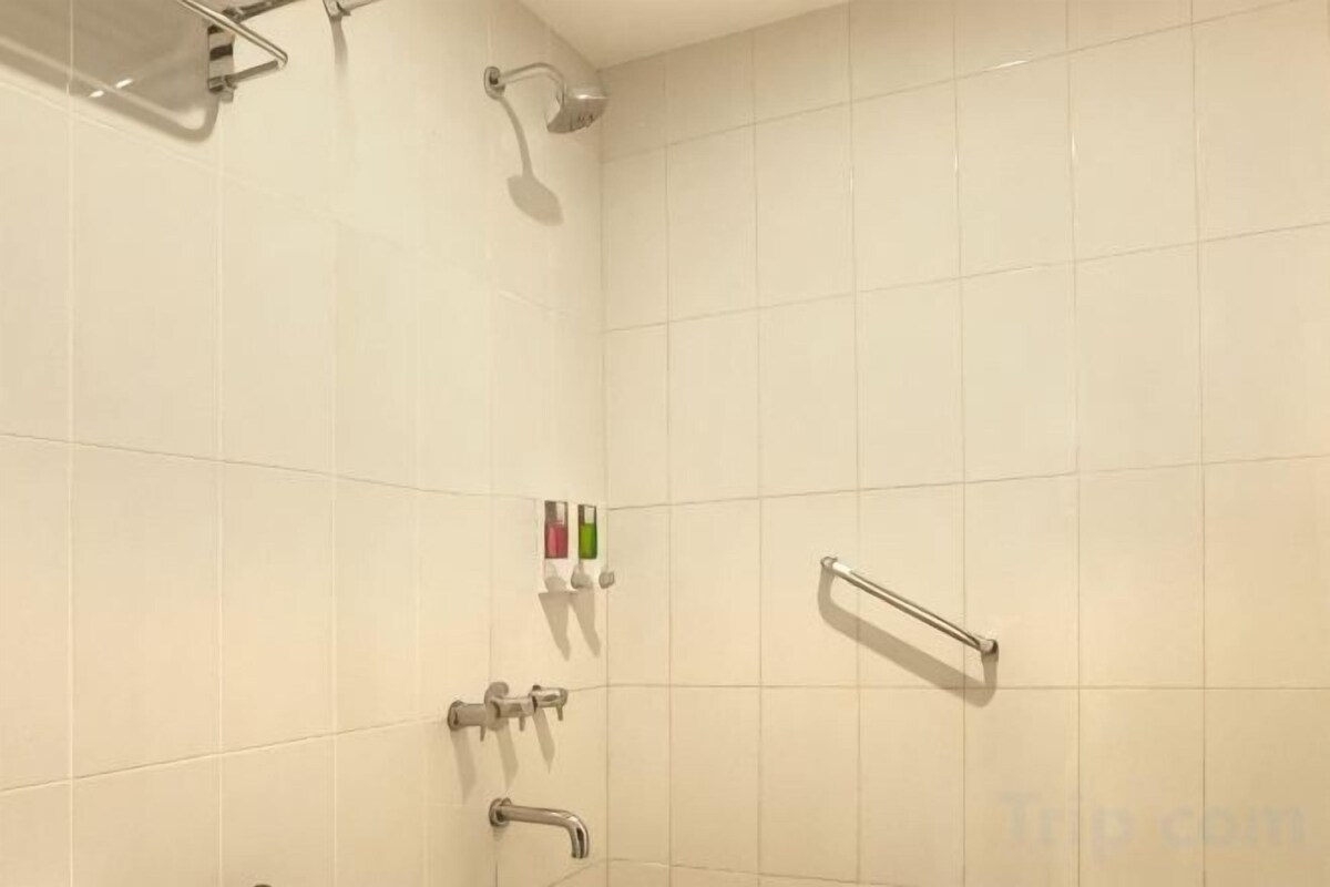 Baño | Ducha, artículos de higiene personal gratuitos, zapatillas y toallas