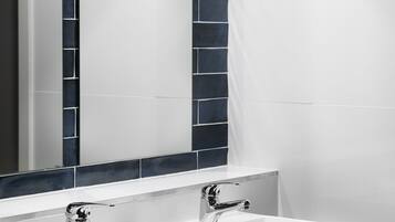 Regadera, amenidades de baño gratuitas, secadora de cabello, toallas