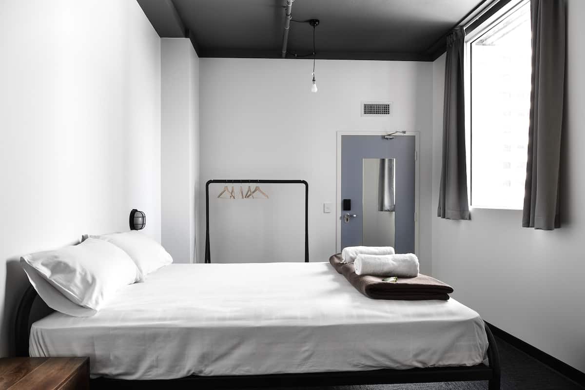 Doppelzimmer, Gemeinschaftsbad | Schallisolierte Zimmer, Bügeleisen/Bügelbrett, kostenloses WLAN