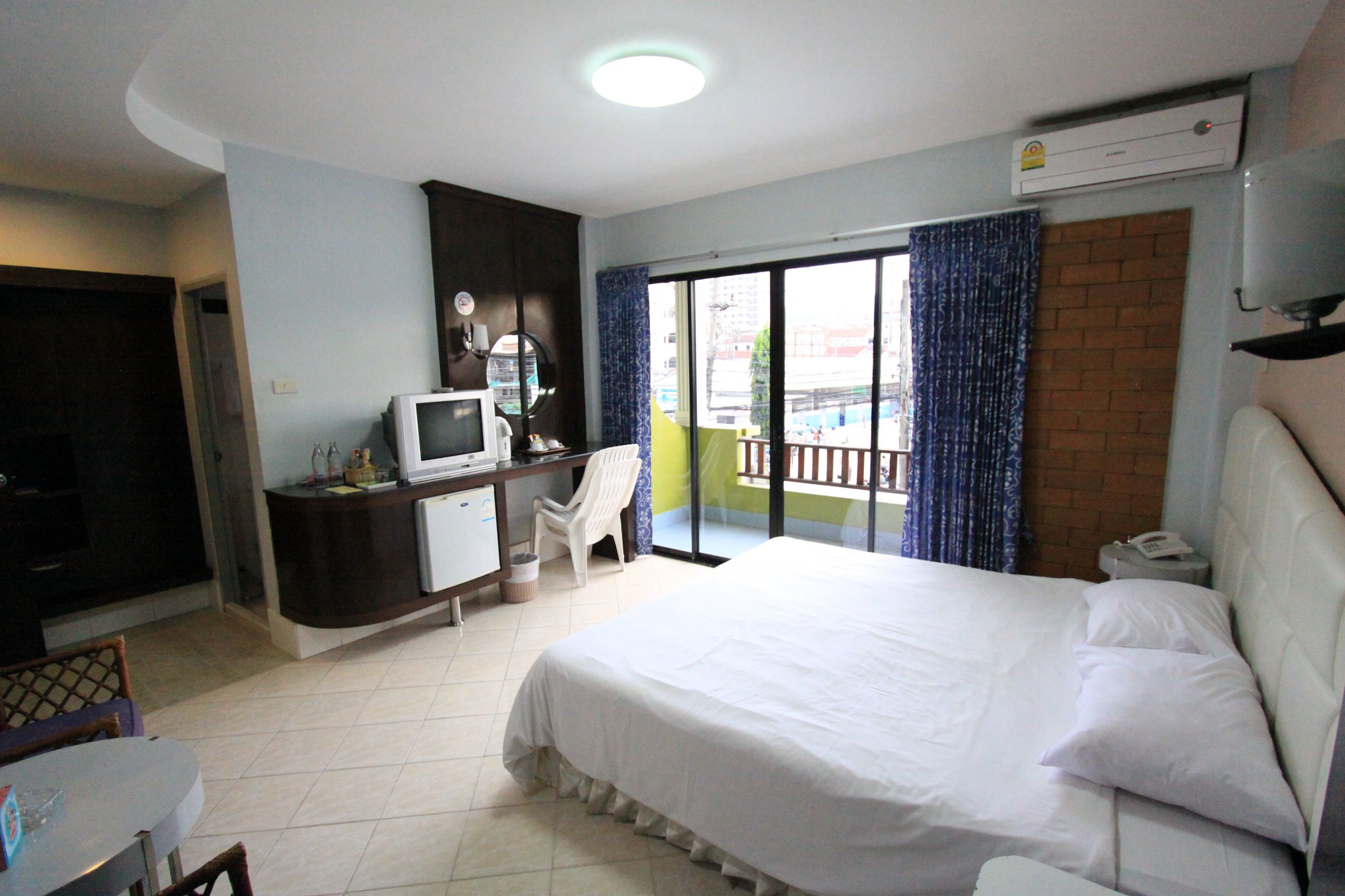 Standaard kamer, balkon | Een minibar, een kluis op de kamer, geluiddichte muren, gratis wifi