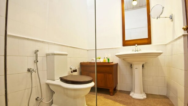 A bathroom with a toilet, a sink, and a shower. - EKHO Sigiriya (Sigiriya)