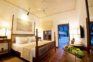 Minibar, in-room safe, desk, iron/ironing board