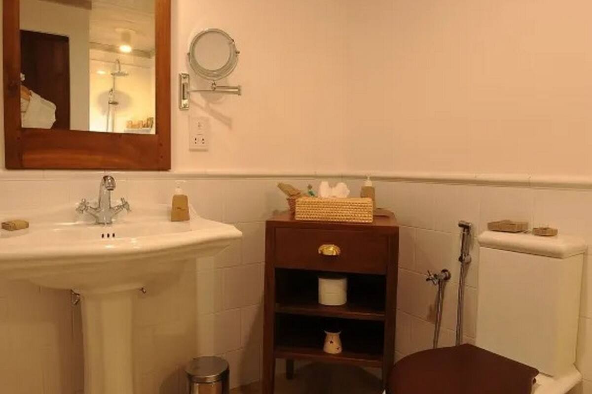 shower, free toiletries, towels