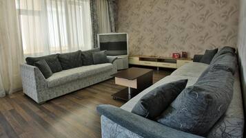 Duplex, 4 Bedrooms | Premium bedding, desk, iron/ironing board, free cribs/infant beds