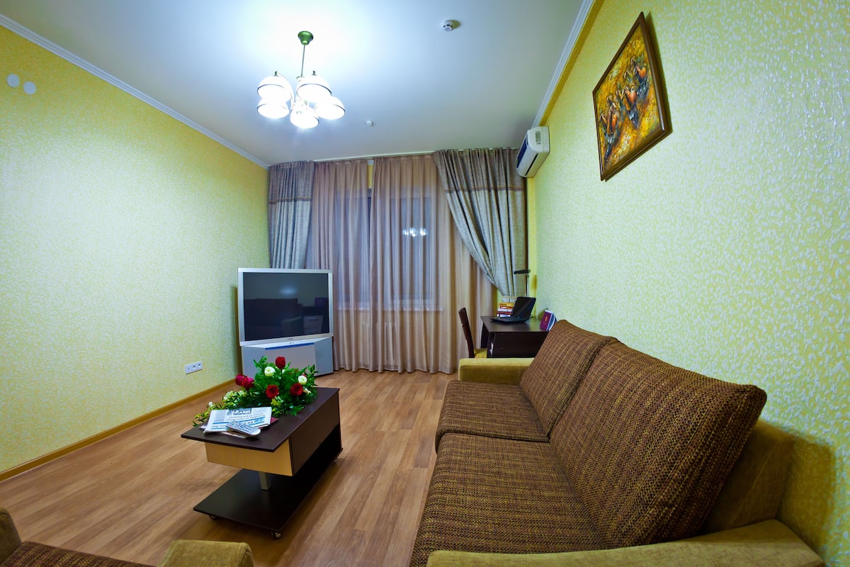 Apartment | Premium bedding, desk, iron/ironing board, cribs (free)