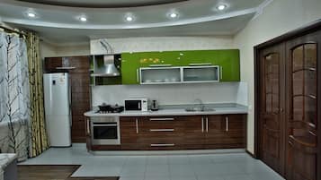Duplex, 4 Bedrooms | Private kitchen | Fridge, microwave, stovetop, electric kettle