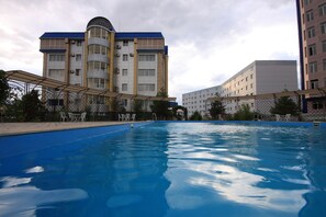 Outdoor pool - Golden Dragon ApartHotel (Bishkek)
