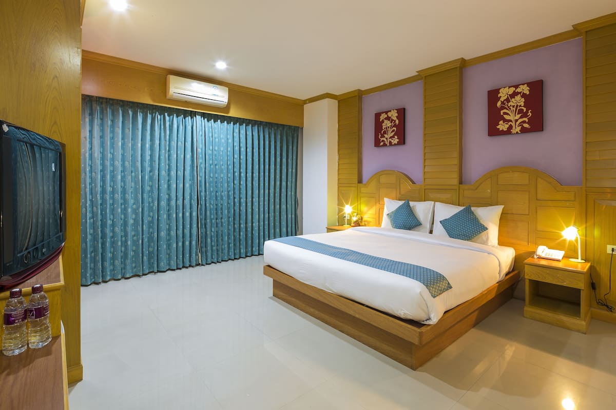 Superior Double Room, 1 Bedroom | Minibar, in-room safe, desk, blackout drapes