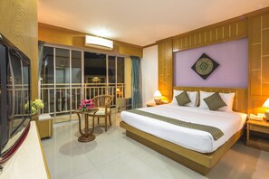 Habitación ejecutiva doble, 1 habitación | Minibar, caja fuerte, escritorio y cortinas opacas