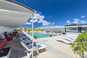 Rooftop pool - Azure Phuket Hotel (Patong)