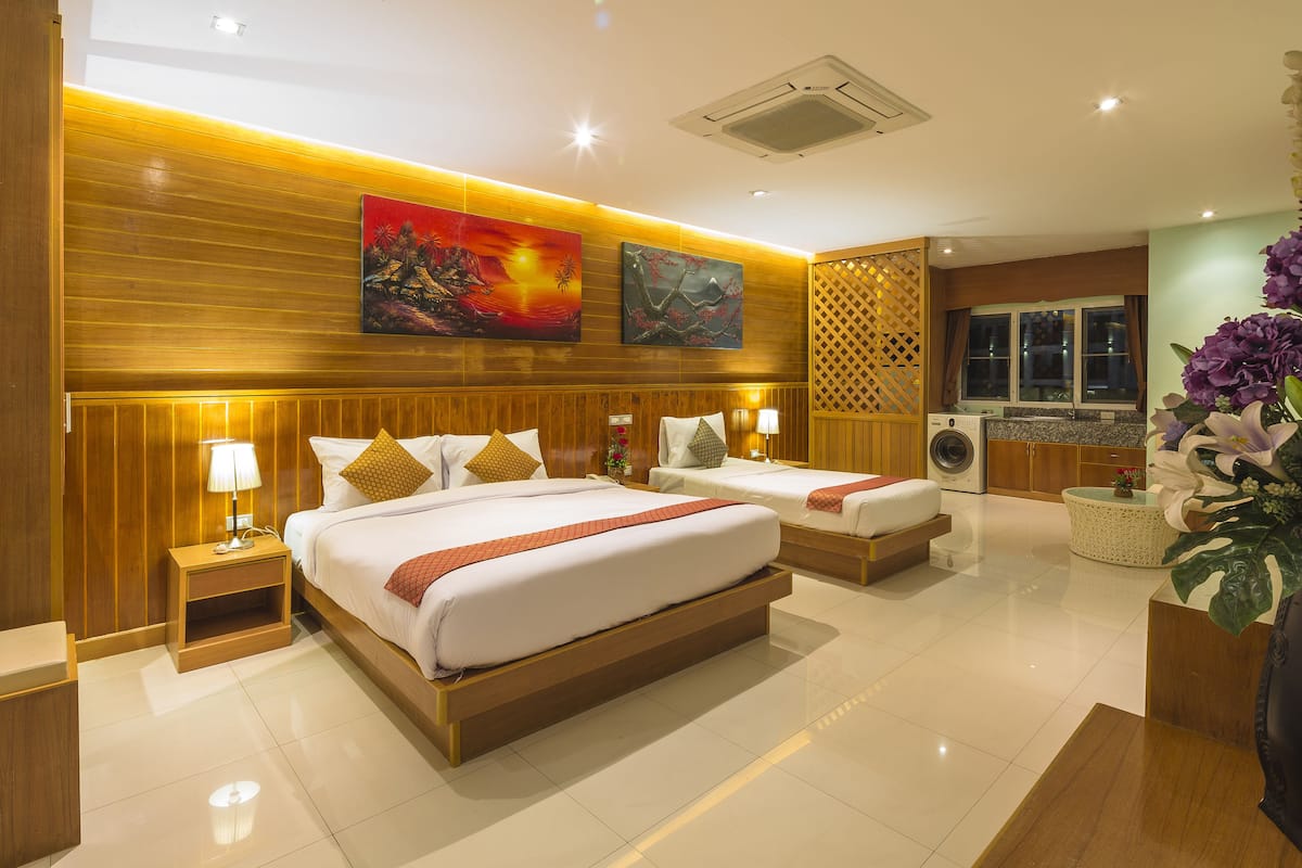 Family Suite | Minibar, in-room safe, desk, blackout drapes