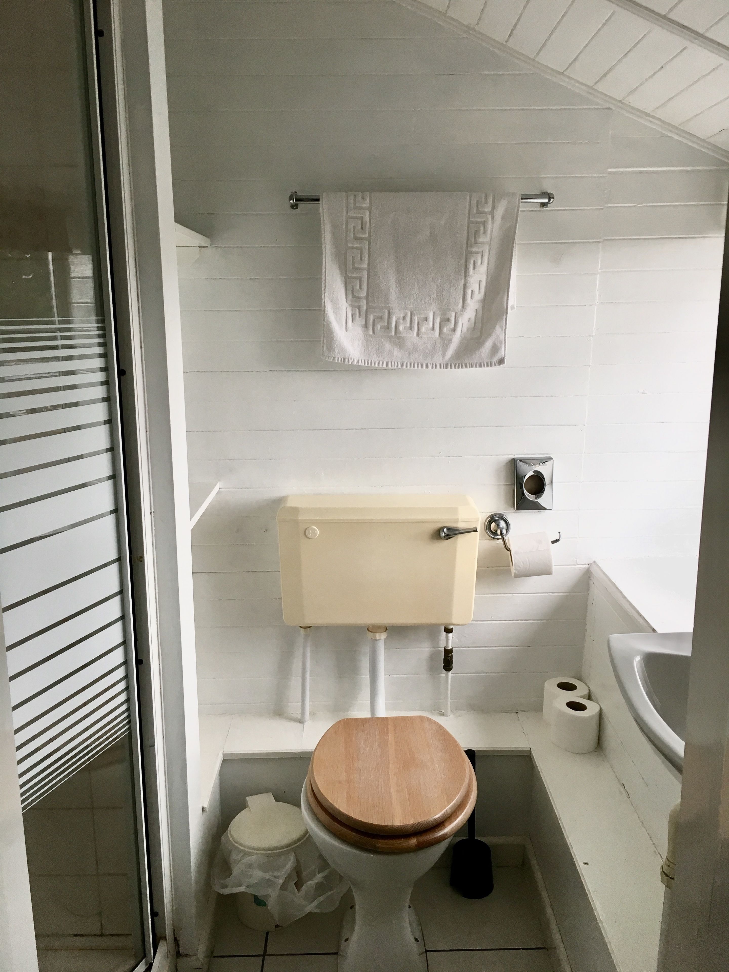 single room | bathroom | towels