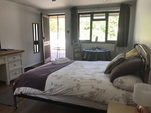 Standard Double Room | Dihias secara berasingan, dilengkapkan perabot secara berasingan 