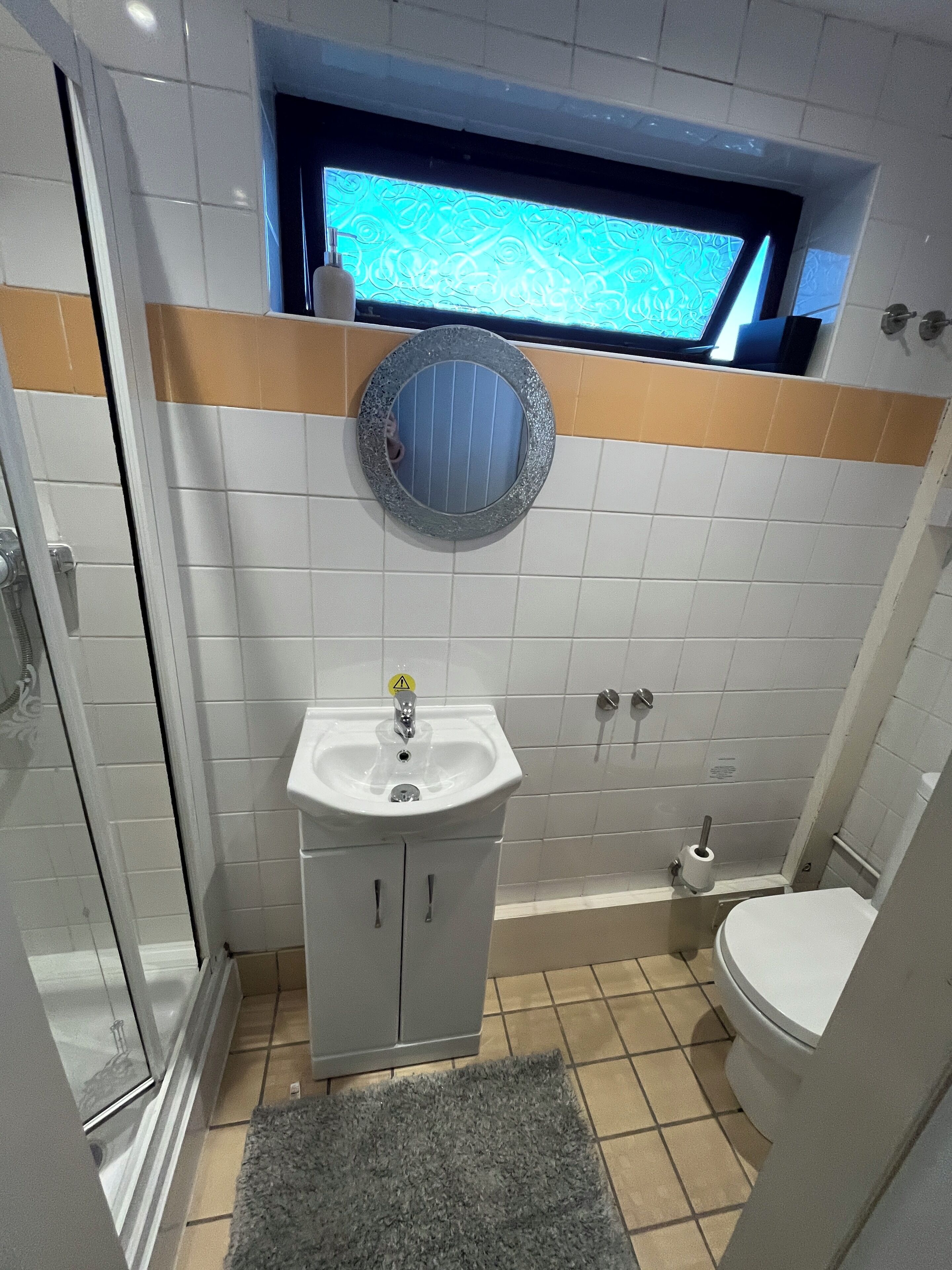 Economy-værelse med 2 enkeltsenge | Badeværelse | Bruser, hårtørrer, hjemmesko, håndklæder