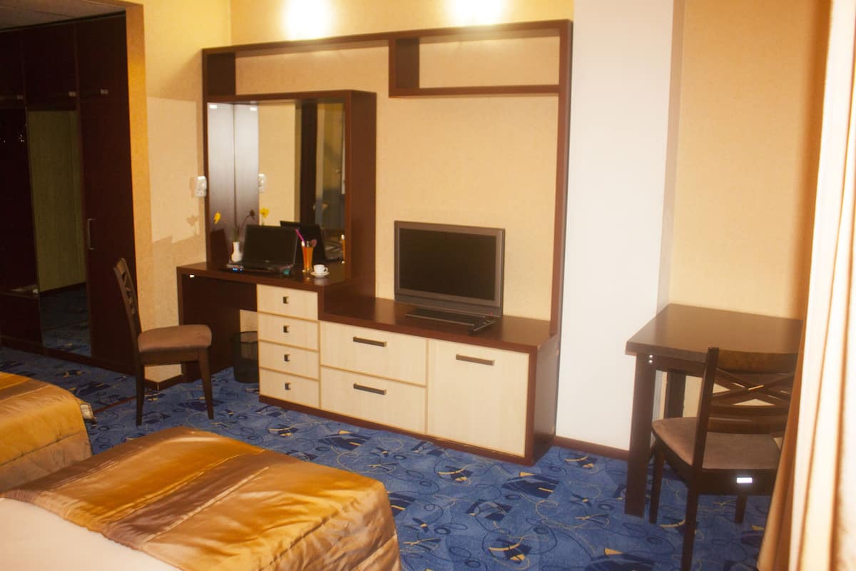 Twin Room | Minibar, in-room safe, individually decorated, individually furnished