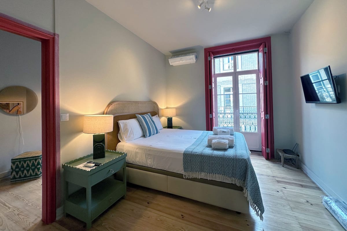 Apartamento com design assinado, 2 quartos, sacada, vista para a cidade | 2 quartos, individualmente decorados, individualmente mobiliados
