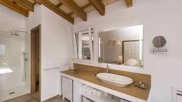 Eenvoudige suite, terras, uitzicht op heuvels | Terras