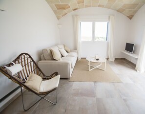 Premium Double or Twin Room, Hill View | Ruang tamu | 32 inci sebuah televisyen pintar dengan kabel, TV 