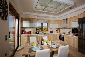 Refrigerador con freezer, microondas, horno, placa de cocina