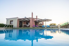 Outdoor pool, pool umbrellas, pool loungers - Cretan Vineyard Hill Villa Private Pool, Panoramic View, Beautiful Vineyard (Malevizi)