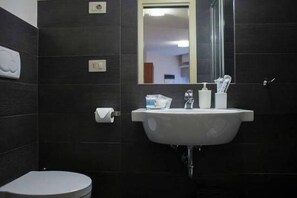 غرفة عادية ثلاثية | حمام | تجهيزات دش، مستلزمات مجانية للعناي ة الشخصية، مجففات شعر