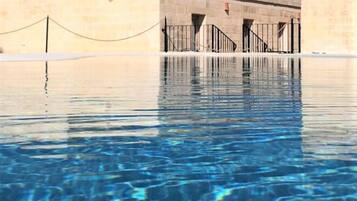 Piscina externa, espreguiçadeiras