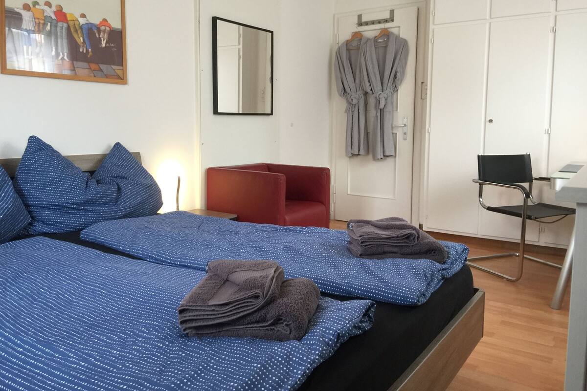 Klassieke tweepersoonskamer, 1 queensize bed, gemeenschappelijke badkamer, aan tuin | Individueel gedecoreerd, individueel gemeubileerd, een bureau