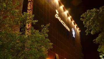 Depan hartanah - siang/malam