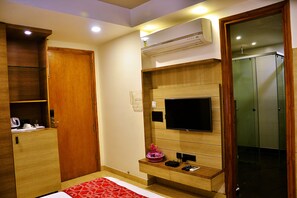 Deluxe Double Room, 1 Bedroom, Accessible | Living room | 32-inch flat-screen TV with cable channels, TV