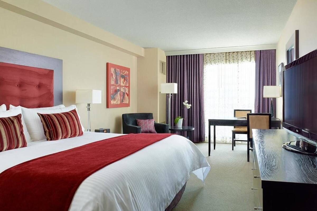 Exclusive Double Room, 1 Bedroom, City View | Minibar, in-room safe, desk, iron/ironing board