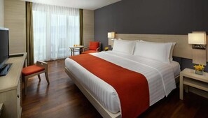 Premium Room, 1 Bedroom | Minibar, in-room safe, desk, iron/ironing board