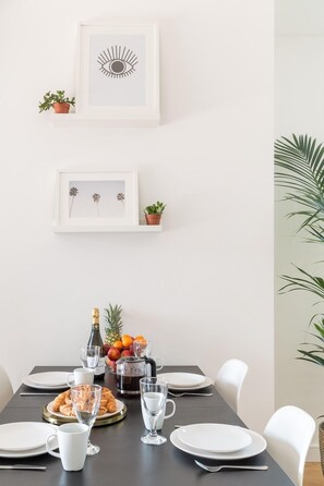 Deluxe-Apartment, 2 Schlafzimmer, Balkon | Wohnbereich | Flachbildfernseher