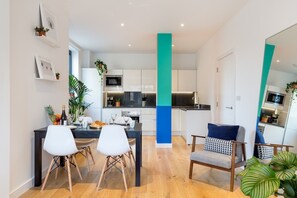Deluxe Apartment, 2 Bedrooms, Balcony | Living area