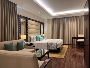 Minibar, in-room safe, desk, soundproofing - Deventure Sarovar Portico Kapashera (New Delhi)