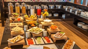 Buffet amb diferents aliments i begudes.