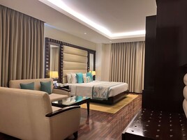 Minibar, caja de seguridad en la habitación y escritorio 