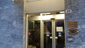 Pintu masuk hartanah