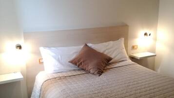 Bar mini, seterika/papan seterika, katil bayi/kot (percuma)