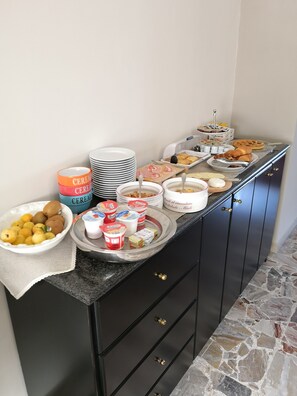 Sarapan bufet setiap hari (EUR 5 seorang) 