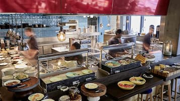 Daily buffet breakfast (CHF 35 per person)