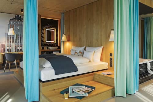 Plaza Suite | Daunenbettdecken, Minibar, Zimmersafe, individuell eingerichtet