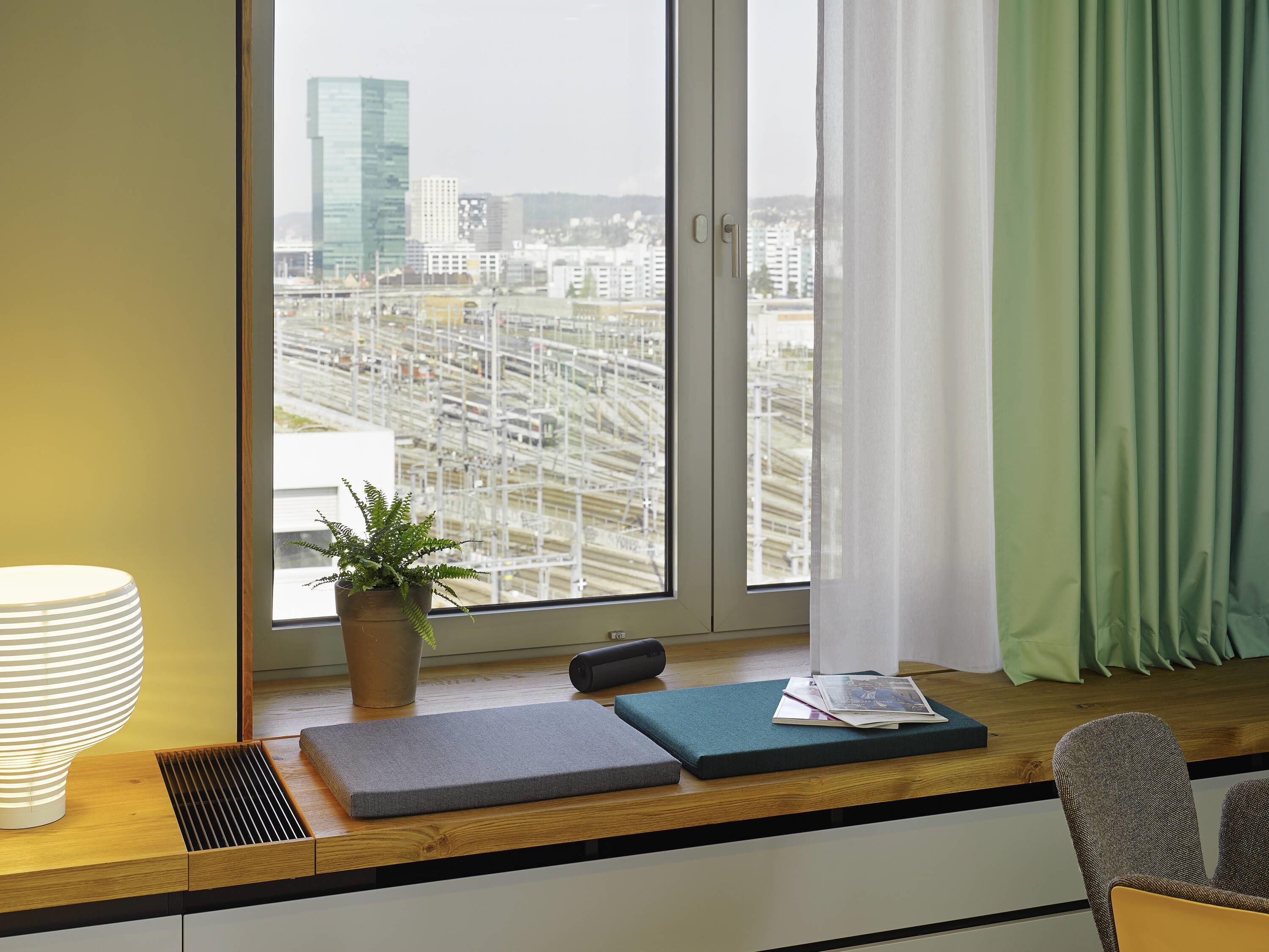 Trainspotting Suite | Edredones de plumas, minibar, caja fuerte y mobiliario individual