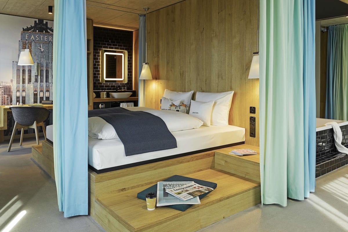 Plaza Suite | Copriletto in piuma, minibar, una cassaforte in camera